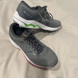 Mizuno Women’s Running Shoes – Size 11.5 – Gray – Excellent Condition